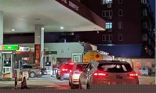 油价会突破10历史_油价十年涨了多少倍